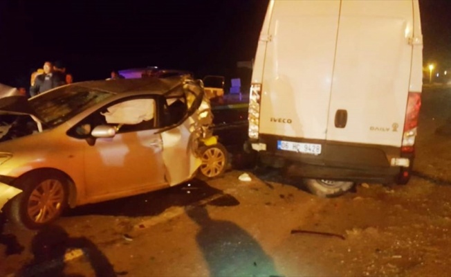 Alkollü sürücünün kullandığı kamyonet, trafik denetimi için bekleyen araçlara çarptı: 6 yaralı