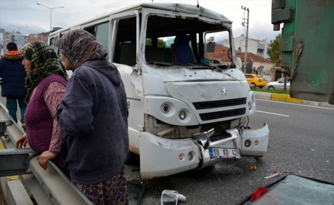 Zeytin işçilerini taşıyan minibüs kamyonla çarpıştı: 10 yaralı