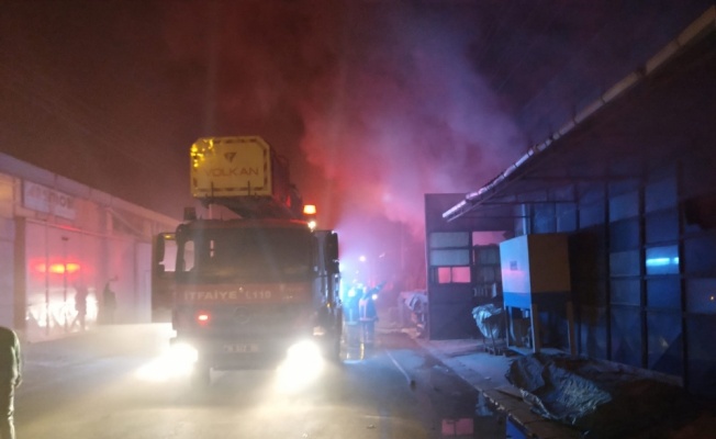 Bursa'da ahşap fabrikasında çıkan yangın söndürüldü