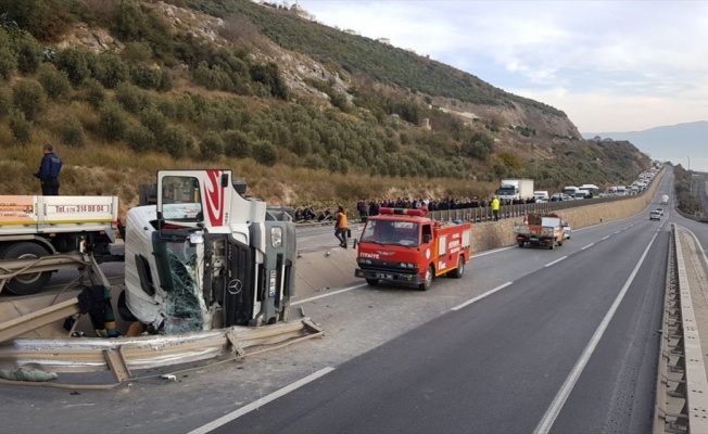 Kocaeli'de devrilen tırın sürücüsü ağır yaralandı