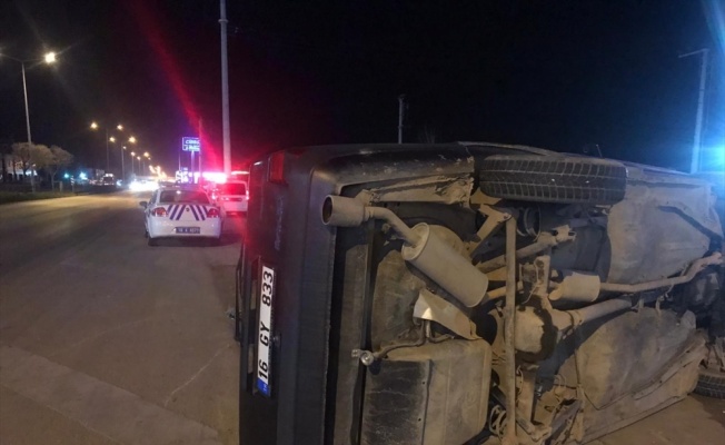 Traktöre çarpan otomobil devrildi: 1 yaralı