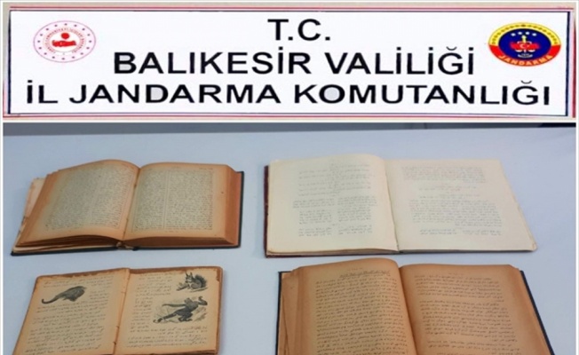 İnternette satışa çıkarılan Osmanlı dönemine ait 107 yıllık 4 bilim kitabı ele geçirildi