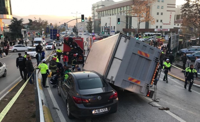 İzmit'te 5 aracın karıştığı kazada 2 kişi yaralandı
