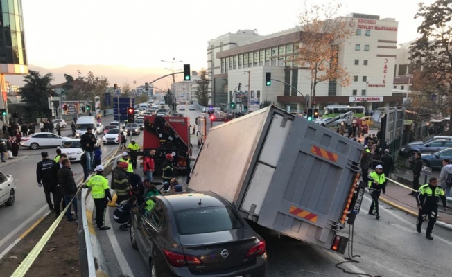 Kocaeli'de 5 aracın karıştığı kazada 2 kişi yaralandı