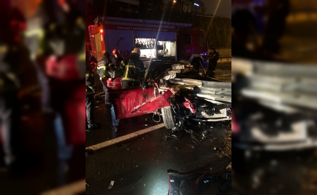 Kocaeli'de otomobil bariyerlere çarptı: 1 ölü, 1 yaralı