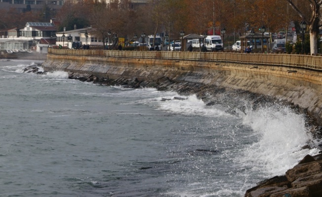Marmara'da poyraz deniz ulaşımını aksattı