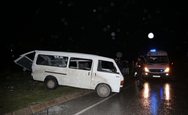 Sakarya'da minibüs devrildi: 1 ölü, 4 yaralı