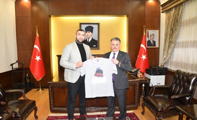 Balıkesir Valisi Yazıcı, Avrupa şampiyonu boksör Demirezen kabul etti