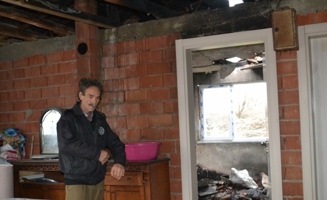 Balıkesir'de görme engelli vatandaş yanan evini onarmak için destek bekliyor