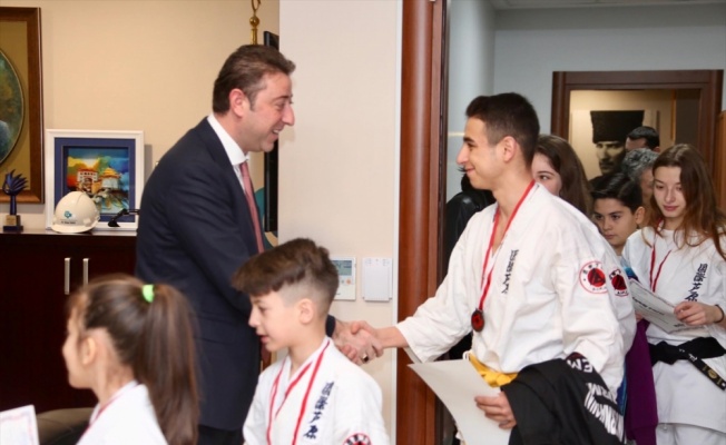 Bandırmalı sporculardan Belediye Başkanı Tosun'a ziyaret