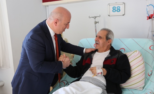 Başkan Bıyık'tan hastalara moral ziyareti