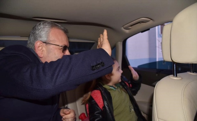 Belediye Başkanı Helvacıoğlu öğrencileri makam aracıyla okula götürüyor