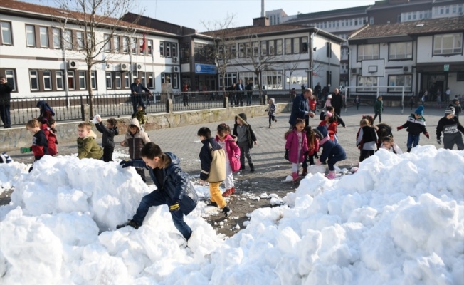 Belediye üç kamyon kar getirdi, öğrenciler okul bahçesinde oynadı