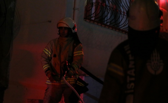Beyoğlu'ndaki bina yangını itfaiye ekiplerince söndürüldü