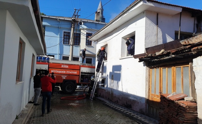 Bursa'da iki katlı ahşap evde çıkan yangın itfaiye ekiplerince söndürüldü