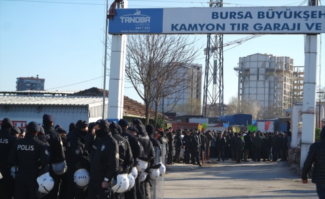 Bursa'da kamyon şoförleri kontak kapatma eylemi yaptı