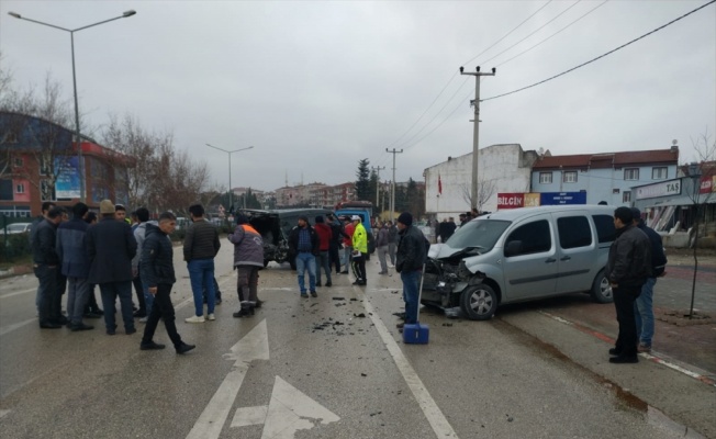 Bursa'da minibüs ile hafif ticari araç çarpıştı: 1 yaralı