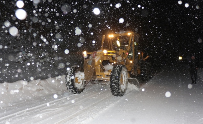 Bursa'da yoğun kar yağışında mahsur kalan otomobil sürücüsünü belediye ekipleri kurtardı
