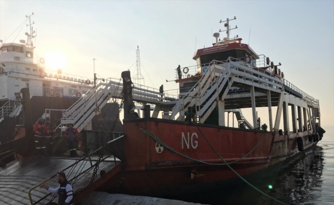 Çanakkale Boğazı'nda balıkçı teknesi yolcu feribotuna çarptı