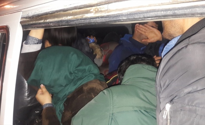 Çanakkale'de panelvanda 22 düzensiz göçmen yakalandı