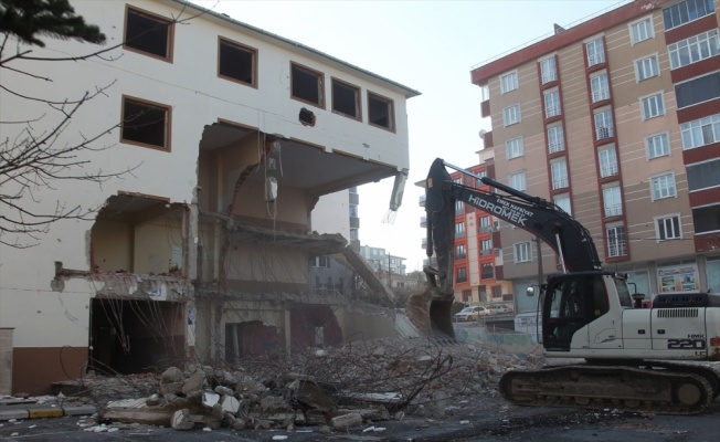 Çerkezköy'de depreme dayanıksız olduğu belirlenen okul binası yıkıldı