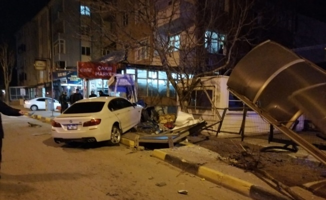 Edirne'de otomobil telefon kulübesine çarptı: 3 yaralı