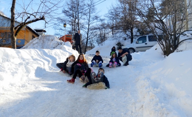 Hendek'te çocuklar karda kayarak doyasıya eğlendi
