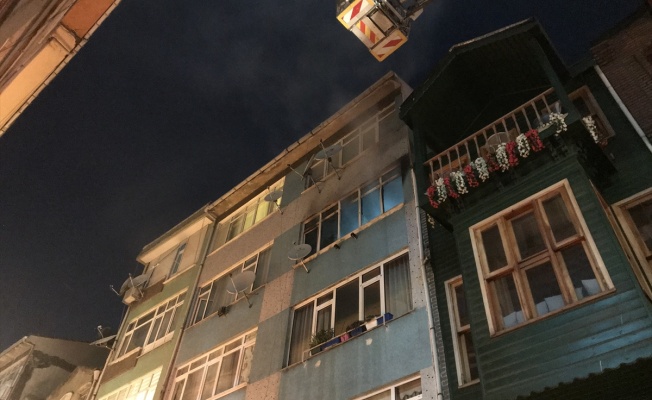 Kadıköy'de çıkan yangında 4. kattan atladığı değerlendirilen 1 kişi öldü