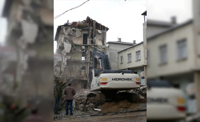 Kartal'da metruk binaların kontrollü yıkımı sürüyor