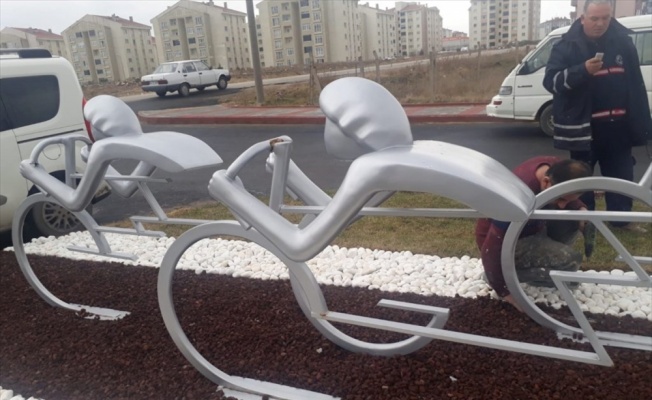Keşan'da bisikletli sporcu heykellerine zarar verildi
