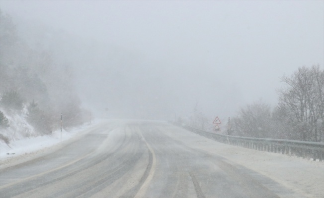 Kırklareli'nde yüksek kesimlerinde yoğun kar yağışı etkili oluyor
