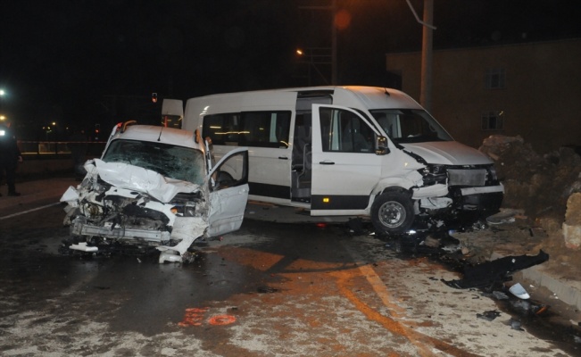 Darıca'da 3 aracın karıştığı trafik kazasında 11 kişi yaralandı