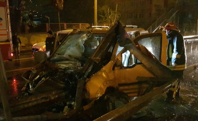 Kocaeli'de bariyerlere çarpan hafif ticari aracın sürücüsü ağır yaralandı