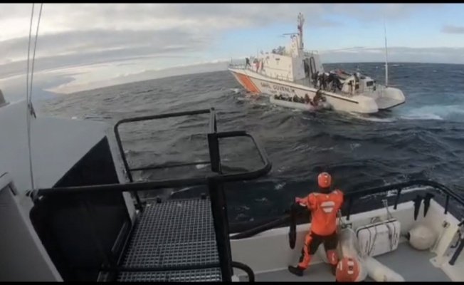 Sahil Güvenlik, 22 düzensiz göçmeni botları batmadan kurtardı
