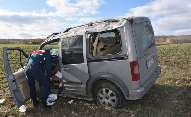 Hafif ticari aracın devrilmesi sonucu 5 kişi yaralandı