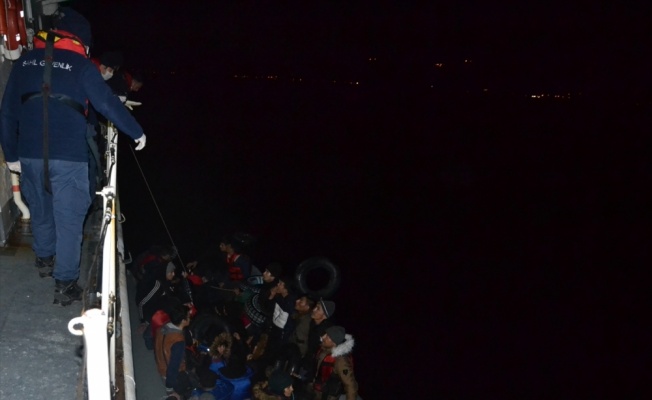 Ayvacık açıklarında durdurulan botlarda 67 düzensiz göçmen yakalandı