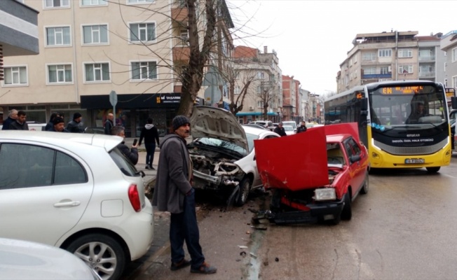 Bursa'da iki otomobil çarpıştı: 4 yaralı
