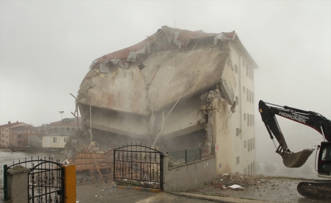 Çerkezköy'de depreme dayanıksız okulların yıkımı sürüyor