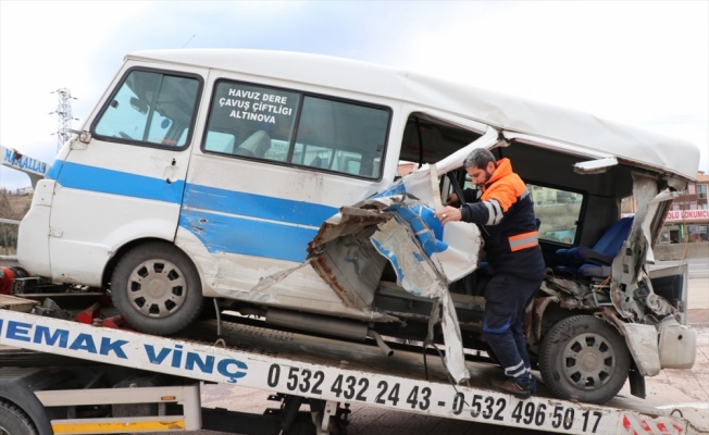 Çiftlikköy'de kamyonet yolcu minibüsüne çarptı: 6 yaralı