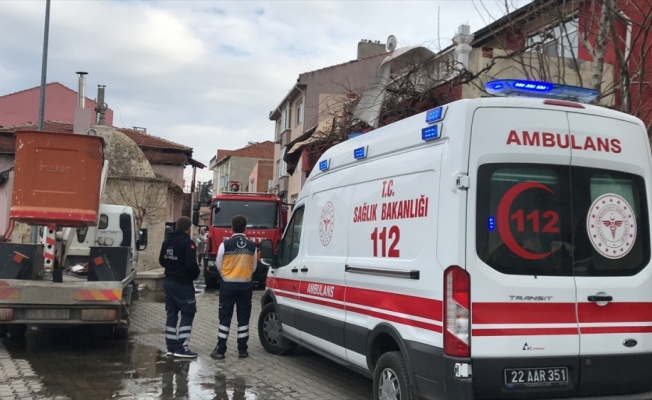Edirne'de bir evi tamamen yanmaktan mahalleli kurtardı