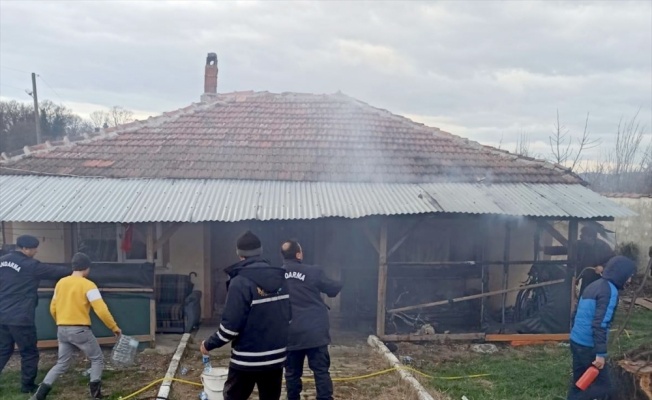 Ev yangınında dumandan etkilenen kadın hastaneye kaldırıldı