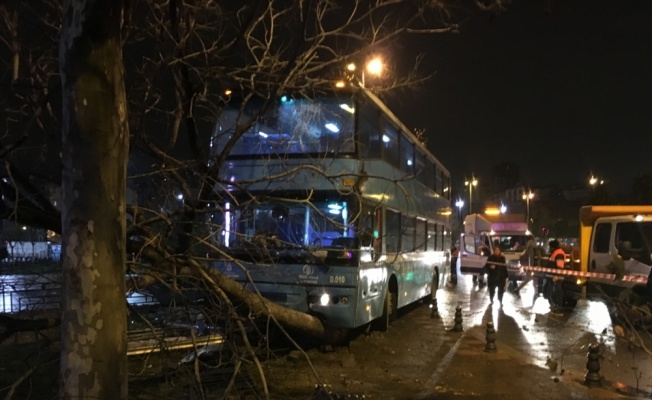Kartal'da özel halk otobüsü duraktaki yolculara çarptı