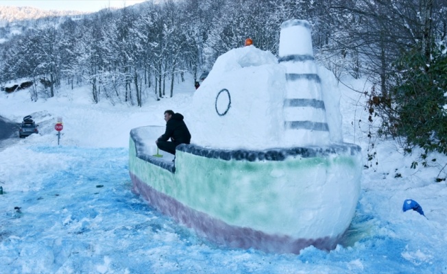 Kartepe'de tatilcilerin yaptığı kardan gemi ilgi çekiyor