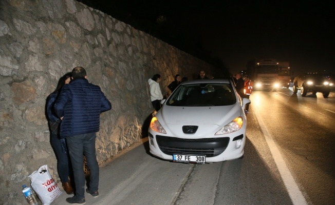 Kocaeli'de 5 otomobilin karıştığı zincirleme kaza otoyolda trafiği aksattı