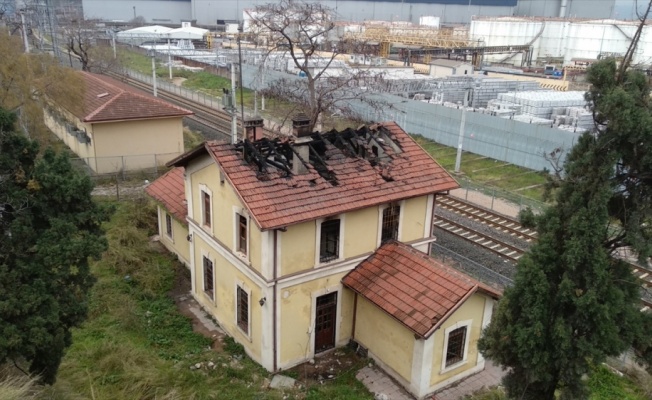 Kocaeli'de eski tren garı binasında çıkan yangın söndürüldü
