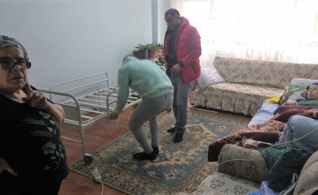 Manyas'ta ihtiyaç sahiplerine otomatik hasta yatağı yardımı