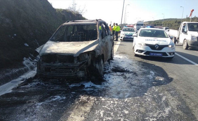 Anadolu Otoyolu'ndaki araç yangını ulaşımı aksattı