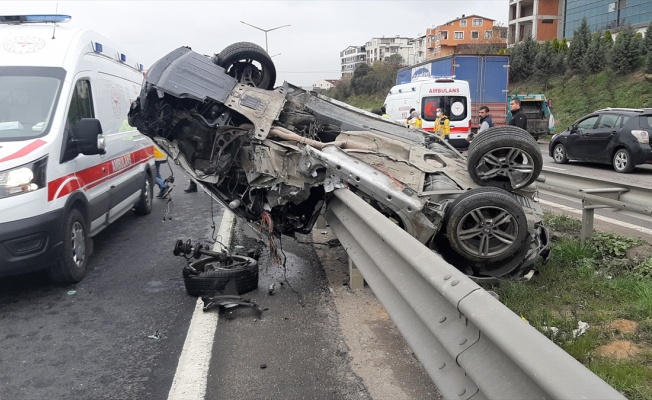 Gebze'de bariyerlere çarpan otomobilin sürücüsü ağır yaralandı