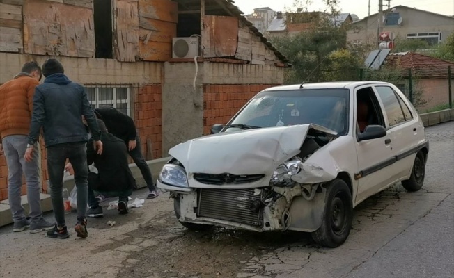 Gebze'de çarpışan iki otomobilin sürücüsü yaralandı
