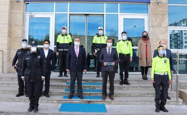 Öğretmenler, polisler için siperli maske üretti